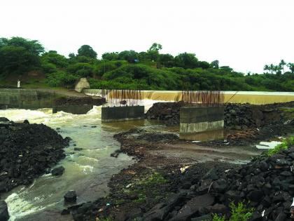  The alternative route was flooded by floods of the Mhlungi River | म्हाळुंगी नदीच्या पूराने पर्यायी रस्ता वाहून गेला