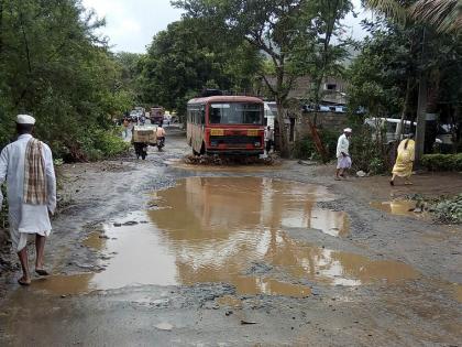 Muromaki bandage on a bust road | कºहाडातील रस्त्यावर मुरूमाची मलमपट्टी