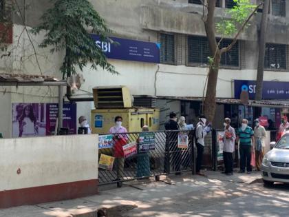 The long queues of others, including the seniors, outside the city banks | शहरातील बँका बाहेर जेष्ठांसह इतरांच्या लांबच लांब रांगा