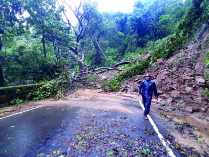 Hurricanes collapse in Tilari Ghats | ढगफुटीमुळे तिलारी घाटात डोंगर कोसळला, यंत्रणेचा बोजवारा