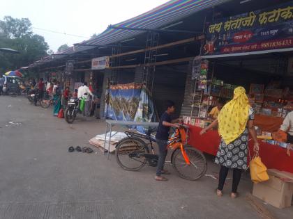 Firecracker stalls outside Trimbakeshwar! | त्र्यंबकेश्वरला फटाका स्टॉल गावाबाहेर !