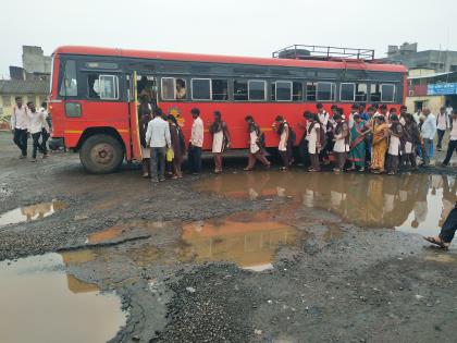 Umbraj bus station is the nature of the island! | उंब्रज बसस्थानकाला बेटाचे स्वरूप !