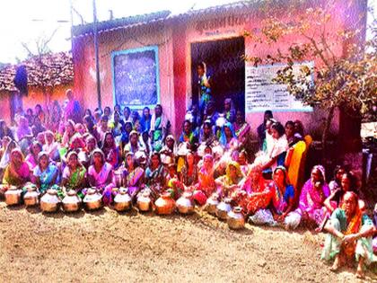 Handa Morcha Gobapur Water Supply Scheme on women gram panchayat disrupted from month | महिलांचा ग्रामपंचायतीवर हंडा मोर्चा गोबापूर पाणीपुरवठा योजनेचा वीजपुरवठा महिन्यापासून खंडित