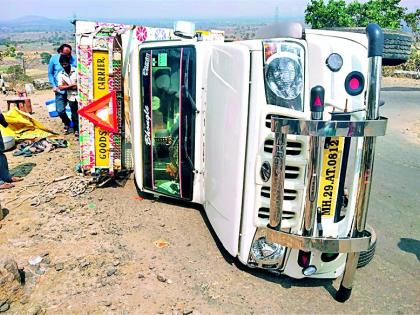 Vehicle Reversed; 13 injured | वाहन उलटले; १३ जखमी