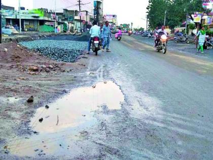 Construction of cement road construction corruption | सिमेंट रस्ता बांधकामात भ्रष्टाचार