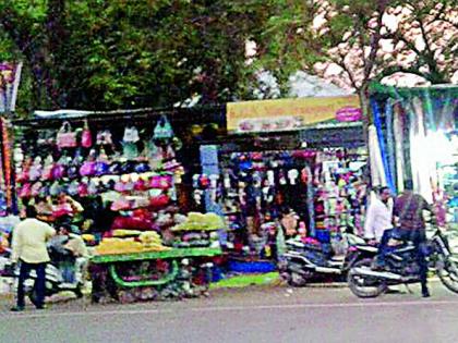 Occupied occupations on the footpath of the river | वणीत फुटपाथवर व्यावसायिकांचा कब्जा