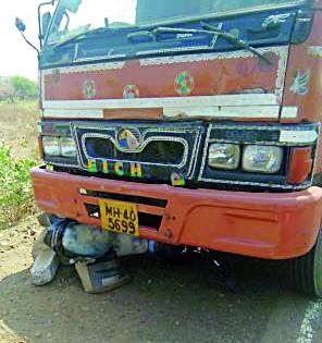 The transport policemen were crushed by the truck by Kalab bypass | कळंब बायपासवर वाहतूक पोलिसाला ट्रकने चिरडले