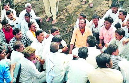 Farmers' funeral movement in Chaturat Penganga river bed | चातारीत पैनगंगा नदीपात्रात शेतकऱ्यांचे दफन आंदोलन