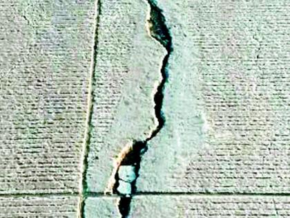 Nagpur-Tuljapur highway collapses in short term | नागपूर-तुळजापूर महामार्गाला अल्पावधीतच तडे Nagpur-Tuljapur highway collapses in short term | नागपूर-तुळजापूर महामार्गाला अल्पावधीतच तडे