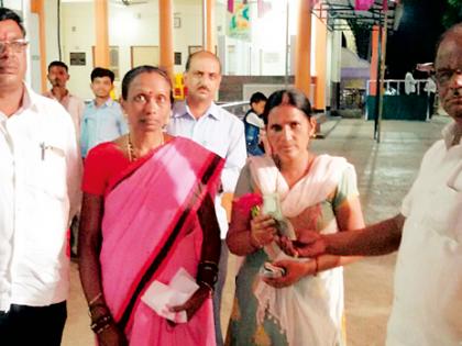 The glory of the woman's integrity in Kalamb | कळंबमध्ये महिलेच्या प्रामाणिकपणाचा गौरव The glory of the woman's integrity in Kalamb | कळंबमध्ये महिलेच्या प्रामाणिकपणाचा गौरव