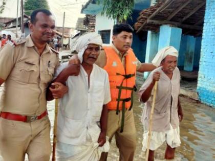 Angels in khaki uniforms rescue hundreds of flood victims | खाकी वर्दीतील देवदूतांनी वाचविले पुरात अडकलेल्या शेकडोंचे प्राण Angels in khaki uniforms rescue hundreds of flood victims | खाकी वर्दीतील देवदूतांनी वाचविले पुरात अडकलेल्या शेकडोंचे प्राण