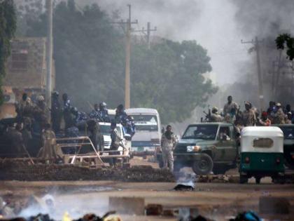 Attempt to crush agitation by troops in Sudan; 35 killed in firing | सुदानमधील सैन्याकडून आंदोलन चिरडण्याचा प्रयत्न; गोळीबारात 35 ठार