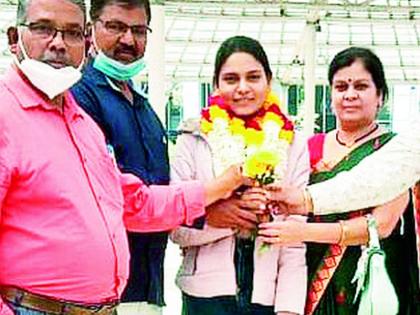 Parents' eyes watered when they saw Sneha | स्नेहाला बघताच आई-वडिलांचे डोळे पाणावले Parents' eyes watered when they saw Sneha | स्नेहाला बघताच आई-वडिलांचे डोळे पाणावले