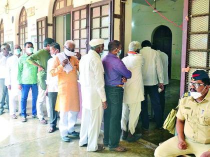 94 per cent turnout in District Bank elections, seal the fate of 48 candidates | जिल्हा बॅंकेच्या निवडणुकीत 94 टक्के मतदान, 48 उमेदवारांचे भाग्य सील