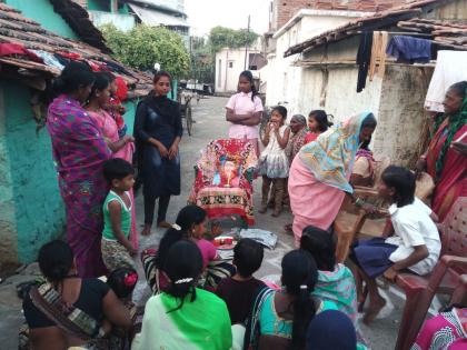 Savitribai Phule is getting the revolution that is expected of tribal women of Gadchiroli | सावित्रीबाई फुले यांना अपेक्षित असलेली क्रांती साधत आहेत गडचिरोलीतील आदिवासी स्त्रिया