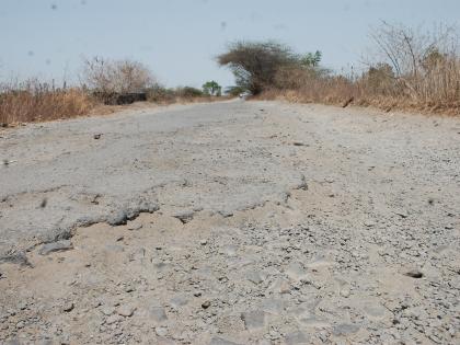  Thirty-six-campus road becomes dangerous | तीसगाव-छावणी रस्ता बनला धोकादायक