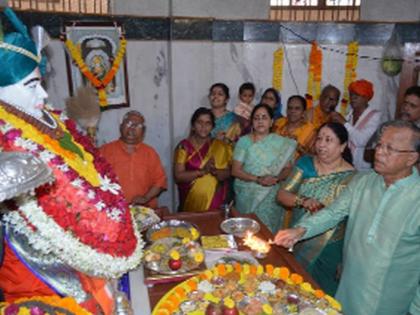 All the devotees came for a day to visit the temple of Saint Gajanan Maharaj | संत गजानन महाराज मंदिरात दर्शनासाठी दिवसभर भाविकांची लागली रिघ