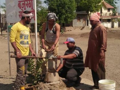 In the multi-village villages, hand pump repair | हद्दवाढीतील गावांमध्ये हातपंप दुरूस्तीला वेग In the multi-village villages, hand pump repair | हद्दवाढीतील गावांमध्ये हातपंप दुरूस्तीला वेग