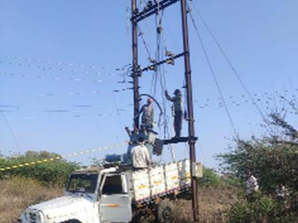 Satisfaction among the farmers by placing burnt Rohitra | जळालेले रोहित्र बसविल्याने शेतकऱ्यांमध्ये समाधान Satisfaction among the farmers by placing burnt Rohitra | जळालेले रोहित्र बसविल्याने शेतकऱ्यांमध्ये समाधान