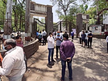 Crowd at the gate of the Collector's office | उत्तरे देताना पोलिसांची दमछाक : जिल्हाधिकारी कार्यालयाच्या फाटकावर गर्दी