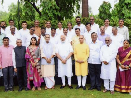 Samarjit Raje, Shamrao Desai, from Kolhapur, participated in the UOS Conference with PM | पंतप्रधानांसोबतच्या ऊस परिषदेत कोल्हापुरातून समरजितराजे, शामराव देसार्इंचा सहभाग