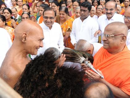 Kolhapur: The arrival of Padmandi Maharaj with grand procession arrived | कोल्हापूर : भव्य मिरवणुकीने पद्मनंदी महाराजांचे जल्लोषात आगमन