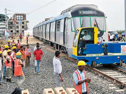 The metro rail was run on the track | मेट्रो रेल्वे रुळावर धावली