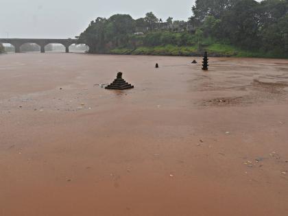 Panchganga level rises by six and a half feet, continuous rains, 94 dams under water | पंचगंगेच्या पातळीत साडे सहा फुटांची वाढ, संततधार पाऊस, ९४ बंधारे पाण्याखाली