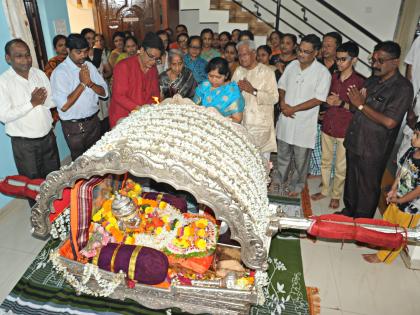 Swami Samarth's palanquin visits devotees | स्वामी समर्थांची पालखी भक्तांच्या भेटीला