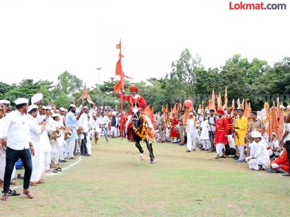 ashadhi wari at the feet of Sopankaka the horses ran to the ring The ring ceremony of the Sant Sopankaka palanquin ceremony was held in Someshwarnagar | सोपानकाका चरणी...अश्व धावले रिंगणी..! सोमेश्वरनगर येथे पार पडला संत सोपानकाका पालखी सोहळ्याचा रिंगण सोहळा ashadhi wari at the feet of Sopankaka the horses ran to the ring The ring ceremony of the Sant Sopankaka palanquin ceremony was held in Someshwarnagar | सोपानकाका चरणी...अश्व धावले रिंगणी..! सोमेश्वरनगर येथे पार पडला संत सोपानकाका पालखी सोहळ्याचा रिंगण सोहळा