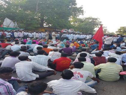 Three hours before police station at Erandol | एरंडोल येथे पोलीस स्टेशनसमोर तीन तास ठिय्या