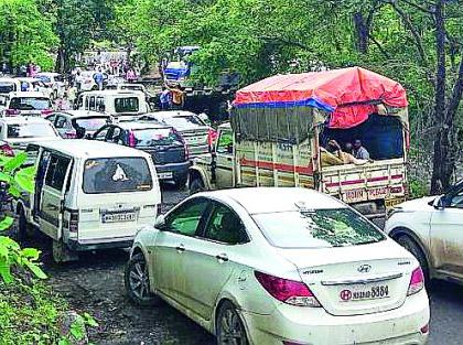 Vehicle jams in muddy valleys | चिखलदरा घाटात वाहनांचा जाम