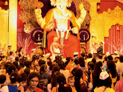 The crowd gathered in front of Bappa's eyes | बाप्पाच्या दर्शनाला अलोट गर्दी