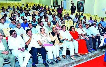 Vinod Tawde said, do not speak out loud! | विनोद तावडे म्हणाले, आवाज चढवून बोलू नका!