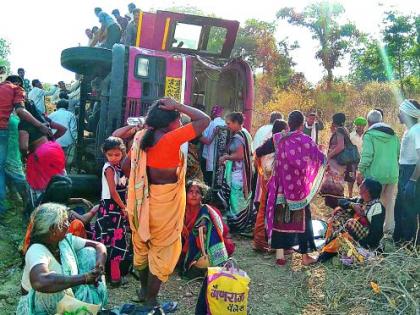 ST bus changed; 50 injured, 20 seriously | एसटी बस उलटली; ५० जखमी, २० गंभीर