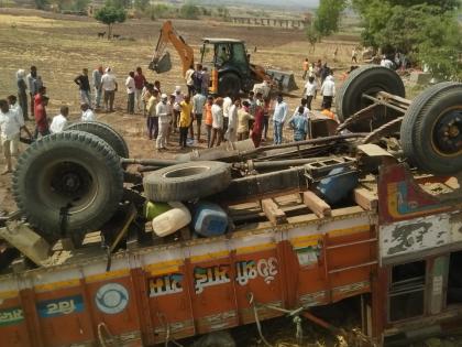  One killed, 6 injured in truck accident | ऊसतोड कामगारांचा ट्रक उलटून एक ठार, ६ जखमी