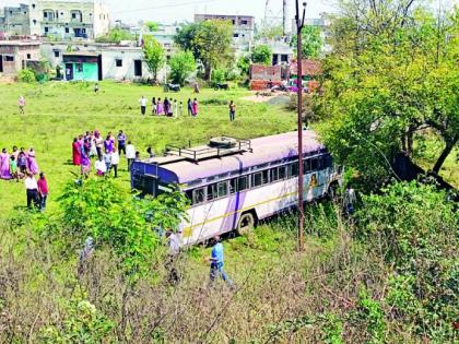 The ST bus landed under a bridge about 40 feet deep | एसटी बस ४० फूट खोल पुलाखाली उतरली