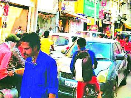 Lack of parking in Bhandara city | भंडारा शहरात पार्किंगअभावी वाहतुकीची काेंडी