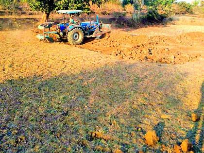 Arbitrary handling of paddy fields | भातखाचरे बांधकामात मनमानी कारभार