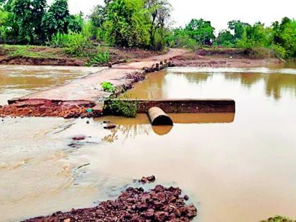 Contact with farmers due to bridges | पुलामुळे तुटतो शेतकऱ्यांचा संपर्क