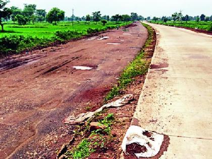 Mooroom, highway work without sand | मुरूम, रेतीअभावी रखडले महामार्गाचे काम