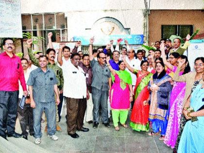 Departmental Education Board employees' agitation for recruitment to vacant posts | रिक्त पदांवर भरतीसाठी विभागीय शिक्षण मंडळ कर्मचाऱ्यांचे आंदोलन