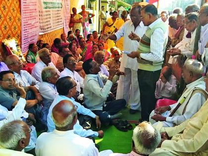 Retired teacher, guard of anganwadi workers | सेवानिवृत्त शिक्षक, अंगणवाडीसेविकांचे धरणे