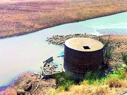 Widespread water shortage at Devda Khurd | देवाडा खुर्द येथे भीषण पाणीटंचाई Widespread water shortage at Devda Khurd | देवाडा खुर्द येथे भीषण पाणीटंचाई