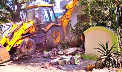 Bulldozer on the encroachment in Durgapur | दुर्गापुरातील अतिक्रमणावर बुलडोझर