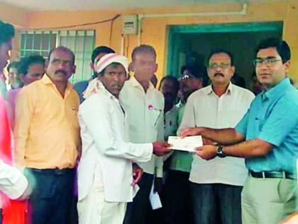 Distribution from the Collector of the crop loan check | पीक कर्जाचे धनादेश जिल्हाधिकाऱ्यांकडून वितरण