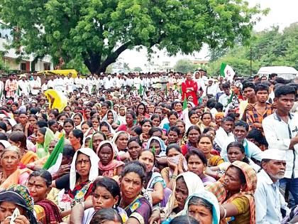 The front of the tribal brothers shocked | आदिवासी बांधवांचा मोर्चा धडकला