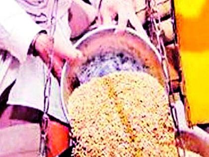 Ration shoppers and customers suffer from grains | धान्यातील तुटीने रेशन दुकानदार व ग्राहक त्रस्त