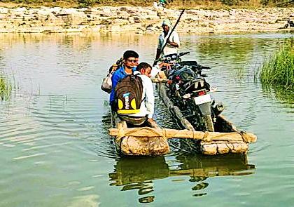 In the 21st century, the villagers travel through the boat | २१ व्या शतकातही ग्रामिणांचा नावेतून प्रवास