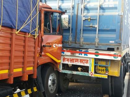 Satara: The container fell behind the tempo, two wounded: driver fired from the spot | सातारा : कंटेनरला टेम्पोची पाठीमागून धडक, दोन जखमी : चालक घटनास्थळावरून पसार